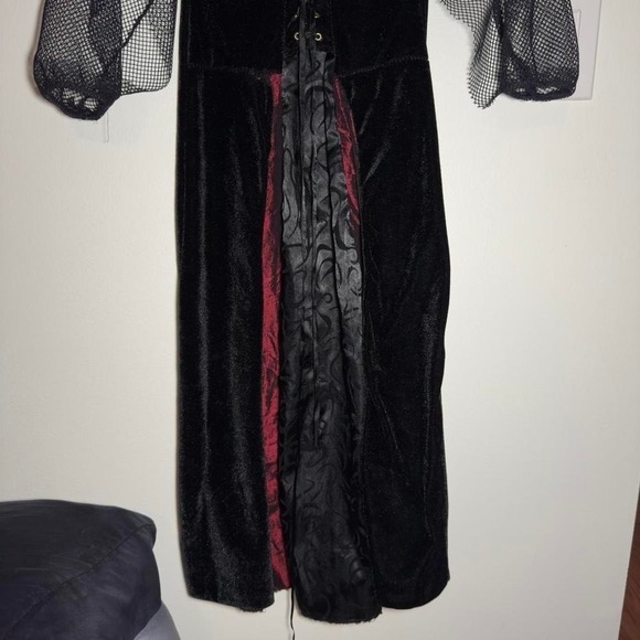 Black gothic velvet textured dress size 4-6 with red lining and fishnet sleeves - Picture 4 of 5